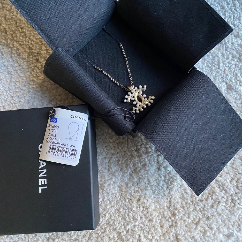 Chanel necklace golden pearly pear cc pendant